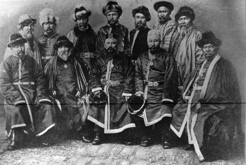 On the Foto. 1860. From left to right, first row: aga-sultan of the Atbasar district Yerden Sandybaiuly, aga-sultan of the Kokshetau district Shyngys Ualiuly (father of Ch. Valikhanov), aga-sultan of the Bayanaul external district Musa Shormanuly, volost ruler in Bayanaul Sekerbay Malgeldyuly, aga-sultan of Karkaralinsky district Kusbek-tore. In the second row from left to right: Khaliullah Oskenbayuly (Abai's uncle), famous kuishi Tattimbet, Kakabay Alshynbayuly (direct descendant of Kazbek biy), the volost ruler in Bayanaul Kusain Boshtayuly, Kulmaganbet mouth, Mustafa Baydalyuly, Volost Akkoshkar. On the back of the picture there is an inscription “Know Turan. XIX century".