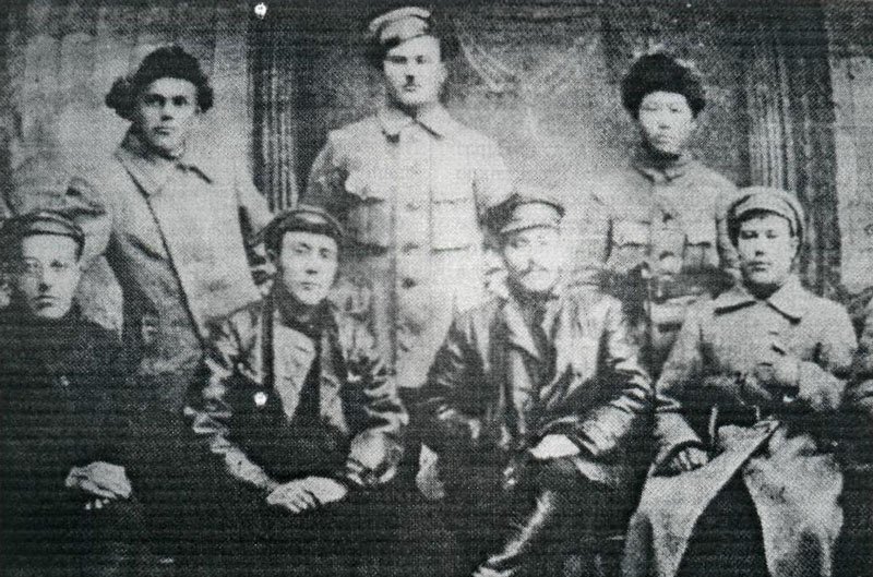 A. Dzhangildin (center) - participant in the civil war. Kostanay, 1918. Photo from the personal archive of A.E. Tikhanovsky.