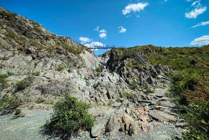 Каргалинский район Актюбинской области славится живописными ландшафтами, включающими Каргалинское водохранилище, Ащылысайский водопад «Волчий», Домбарские холмы и карстовые пещеры реки Жаксы-Каргалы.