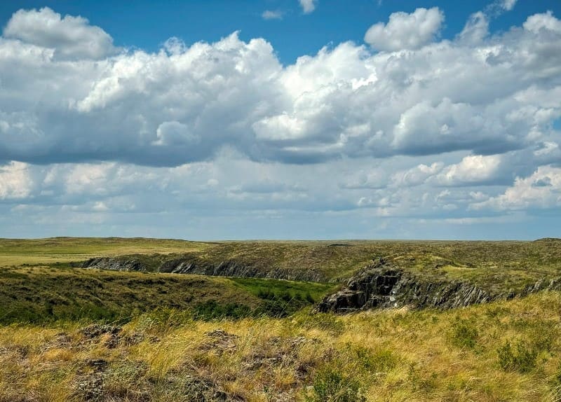 Небольшой по высоте Ащылысайский водопад «Волчий» привлекает не столько мощью потока, сколько гармоничным сочетанием камня, воды и степной тишины.