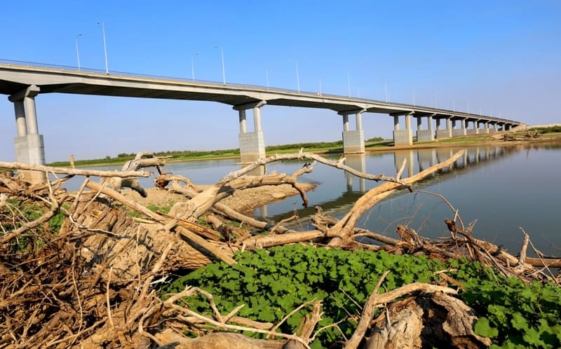 Южнее Уральска оба берега Урала окружены плоской полупустынной и пустынной равниной с небольшими западинами и блюдцами.