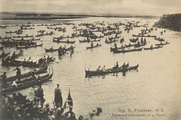Осеннее плавенное рыболовство (массовый лов рыбы) на реке Урал (ранее Яик) в городе Н.-Уральскъ (ныне Уральск), традиционный для уральских казаков. Уникальный обычай уральского казачества, в первый день плавнии предназначался для царского стола, и вся пойманная рыба отправлялась царю. Конец XIX начало XX в.в. Автор фотографии неизвестен.