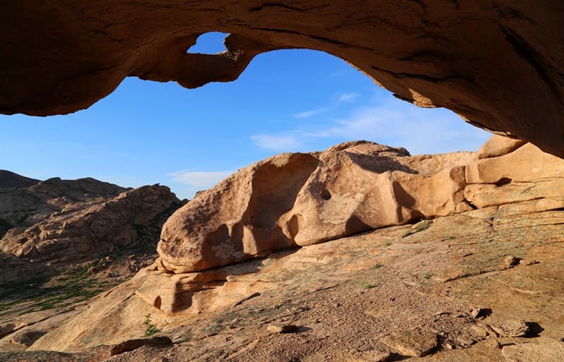 Камень треугольной формы «Қыз әулие» (Святая Дева), место поклонения святым духам у пещеры Аулие тас.