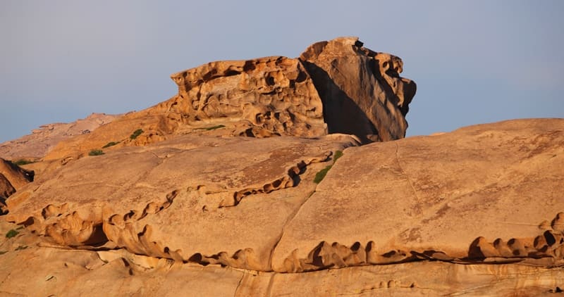 На востоке от долины Табакенттатыр (Кентарлау) расположены горы Бектау Ата.