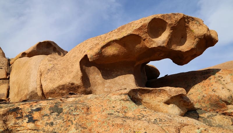 Весь комплекс состоит из уникальных каменных "лепестков" и замысловатых изгибов, созданных природой, что делает его похожим на инопланетный пейзаж.