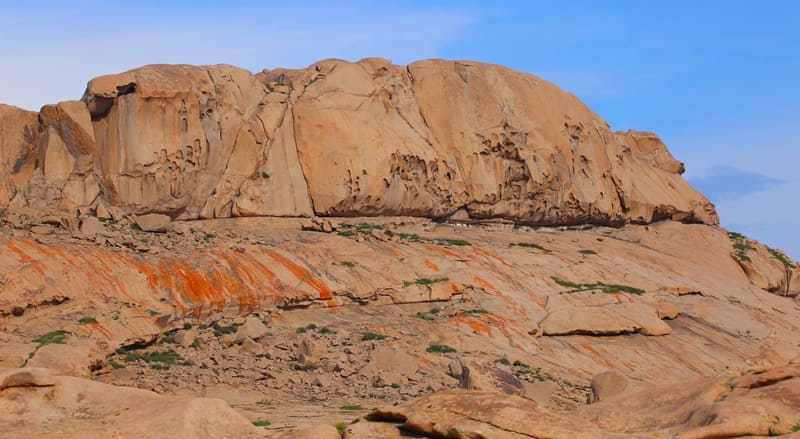 Этот гранитный массив, поднимающийся до 1214 метров над уровнем моря, считается уникальным геологическим памятником природы и популярным направлением для туристов, путешественников и любителей фотосъёмки.
