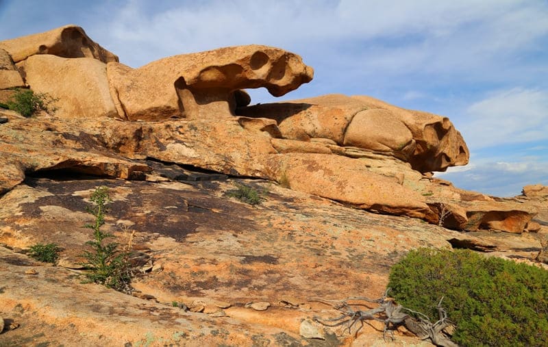 С высоты кажется, что Бектау Ата, это одинокий каменный остров, возникший в огромном океане степей Центрального Казахстана.