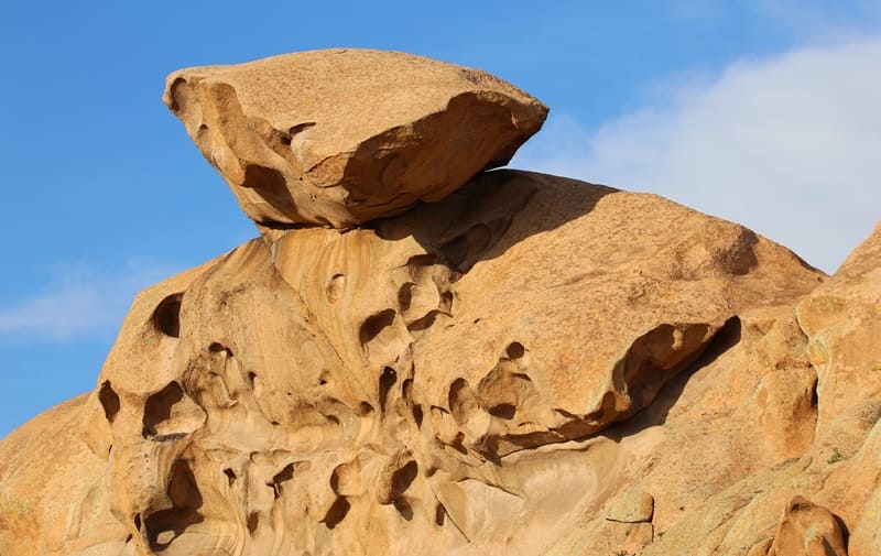 Скрытый под землей в течении трех миллионов веков, теперь он дерзко возвышается на бескрайних просторах Сары-Арки, видимый отовсюду за десятки километров. Не рожденные вулканы, так и не пробившиеся на поверхность, называются, в честь греческого подземного бога плутонами.