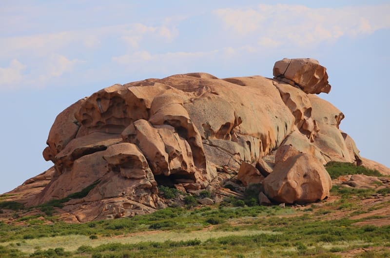 Центральный горный массив Сарыкулжа (каз. - горный архар) с наивысшей отметкой в 1082 метров над уровнем моря.