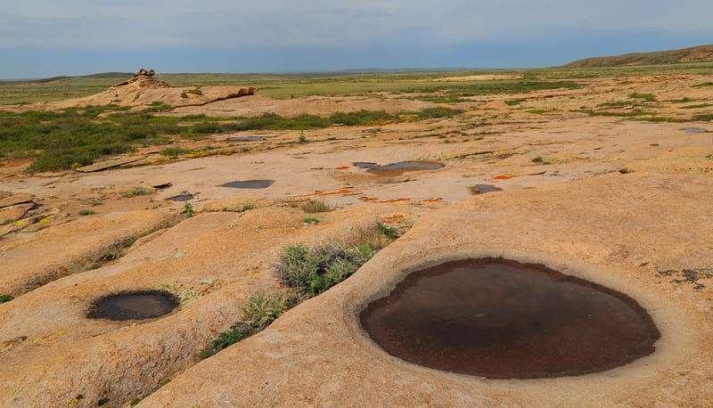 На вершине самой высокой горы массива - Бектау Ата находятся округлые озера.