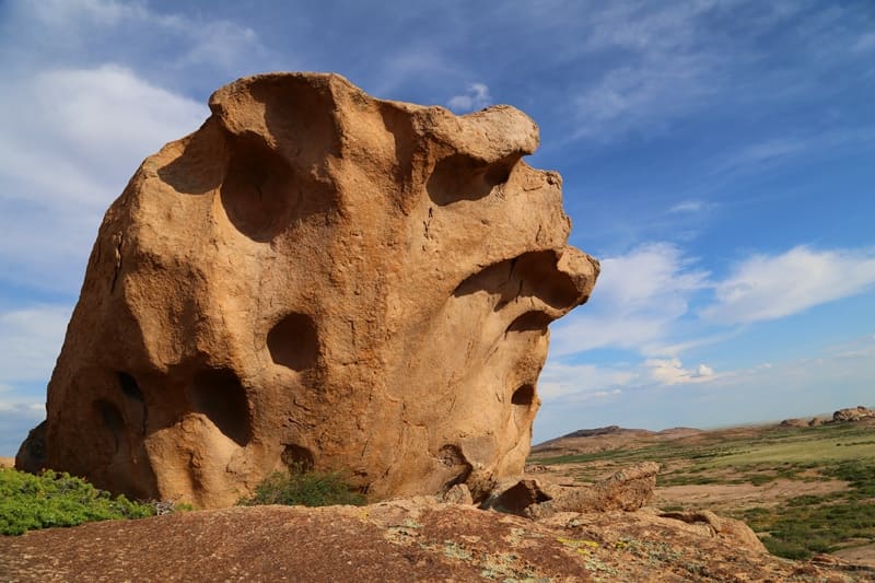 Этот гранитный массив, поднимающийся до 1214 метров над уровнем моря, считается уникальным геологическим памятником природы и популярным направлением для туристов, путешественников и любителей фотосъёмки.