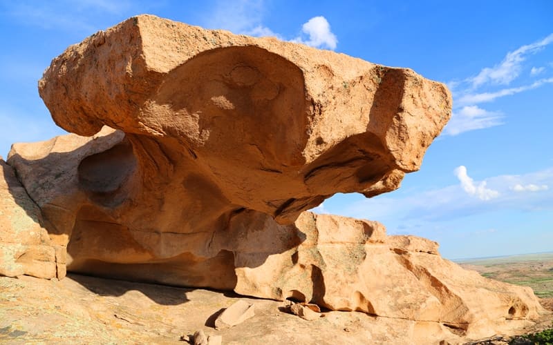 Восточный основной горный массив самый возвышенный, при этом наивысшая точка массива Бектау Ата достигает отметки 1214 метров над уровнем моря - розовый пик Бектау Ата – оазис Северного Прибалхашья доминирует над округой.