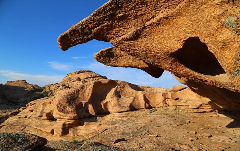 Горы Бектау Ата, находятся в 71 километре от северо-западной части озера Балхаш и города Балхаш.