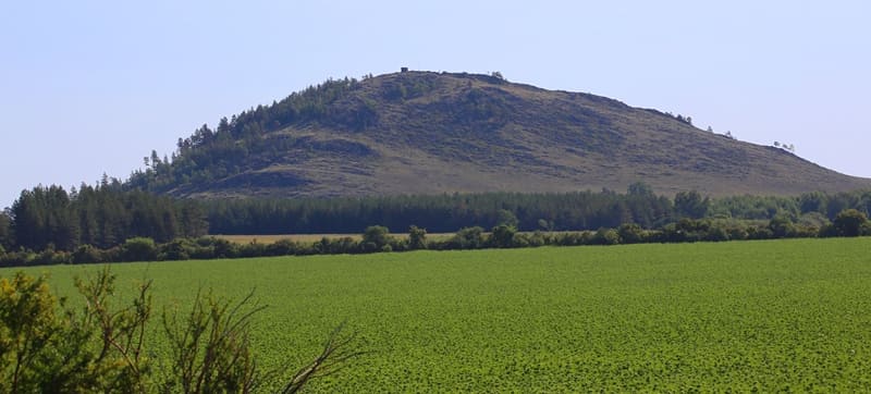 However, unusual mineral associations have been studied in the Kumdykol diamond deposit area, prompting geologists from various countries to explore possible genetic scenarios.
