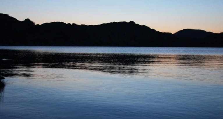 Высокий обзорный ракурс на озеро: спокойствие, уединённость и мощь горного рельефа.