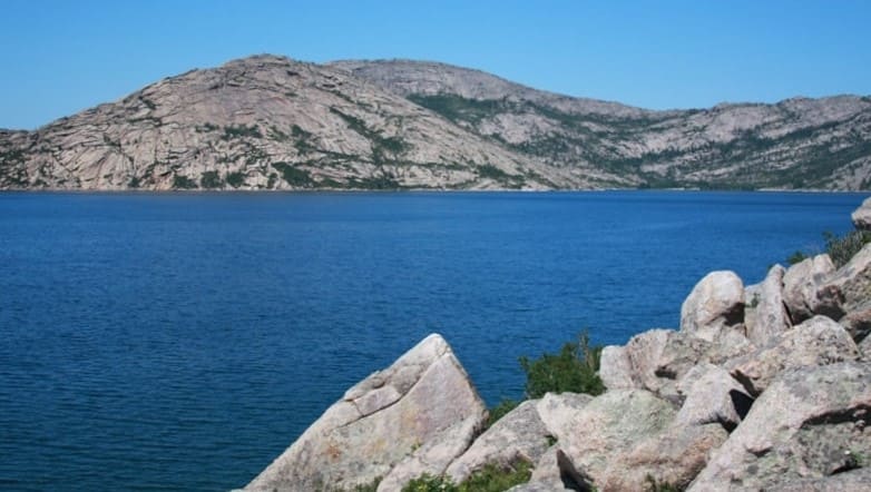 Контраст чётких гранитных линий и мягкой водной глади подчёркивает характер этих озёр.