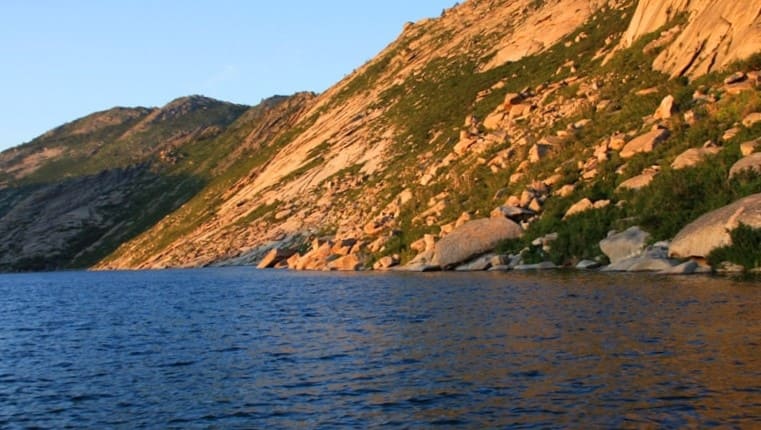 Вид на цепочку озёр среди гранитных разломов - классический ландшафт Сибинской группы.