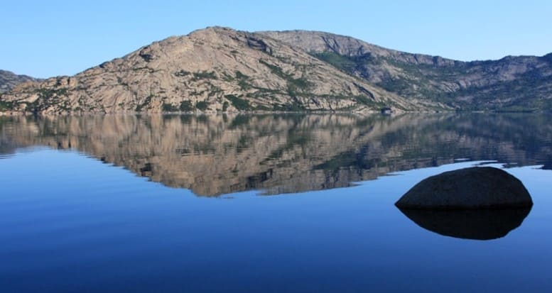 Скальные формы Калбы: многовековая работа ветра, воды и солнца, запечатлённая в камне.