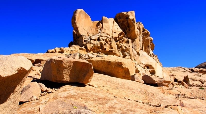 Горы Бектау Ата, как отдельная скалистая страна посреди степи, высоты колеблются от 600 до 1214 метров над уровнем моря.