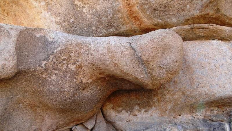 Камень треугольной формы «Қыз әулие» (Святая Дева), место поклонения святым духам у пещеры Аулие тас.