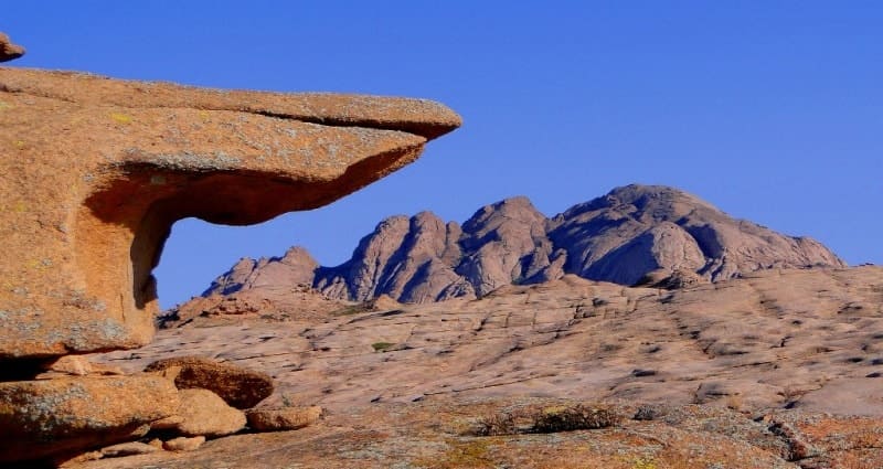 Этот гранитный массив, поднимающийся до 1214 метров над уровнем моря, считается уникальным геологическим памятником природы и популярным направлением для туристов, путешественников и любителей фотосъёмки.