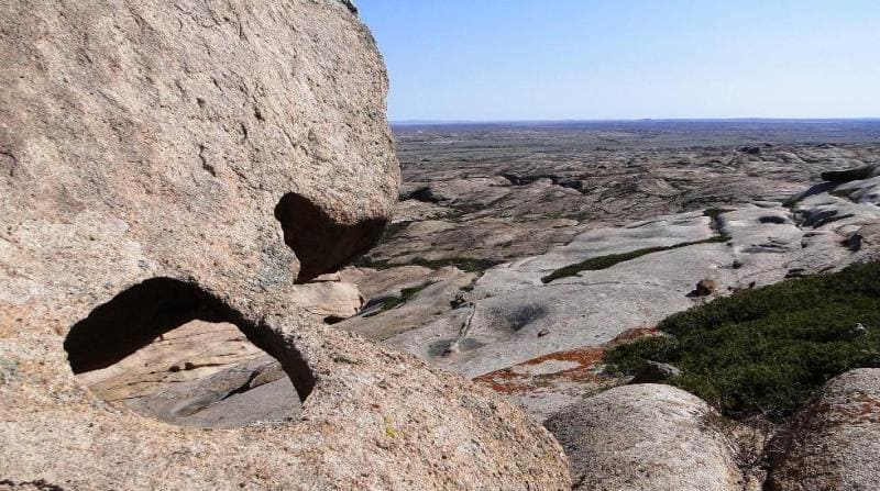 С высоты кажется, что Бектау Ата, это одинокий каменный остров, возникший в огромном океане степей Центрального Казахстана. 