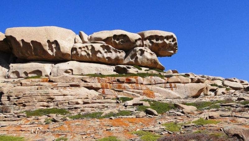 Горы Бектауата делятся на пять горных массивов, протяженностью с востока на запад 15 километров и с юга на север на 9 километров. 