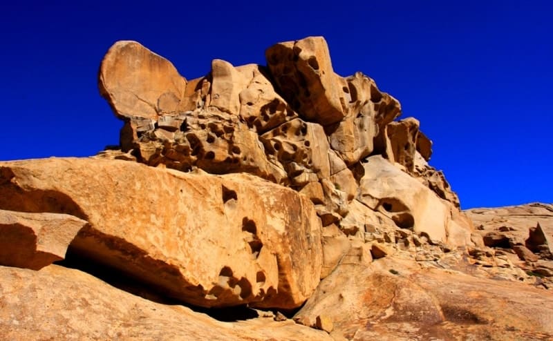 Скрытый под землей в течении трех миллионов веков, теперь он дерзко возвышается на бескрайних просторах Сары-Арки, видимый отовсюду за десятки километров. Не рожденные вулканы, так и не пробившиеся на поверхность, называются, в честь греческого подземного бога плутонами.