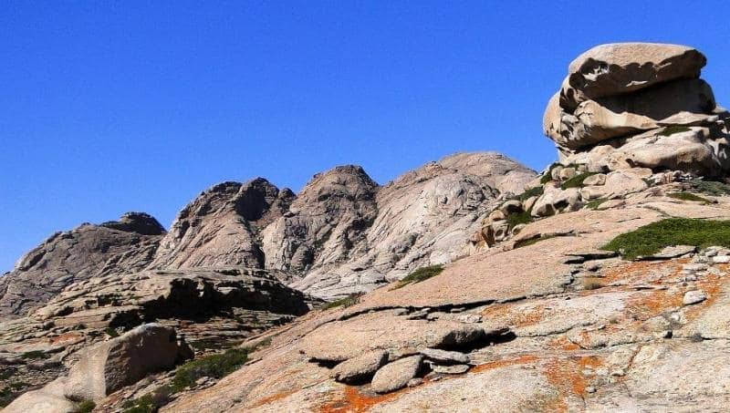 Процессы выветривания тысячелетиями разрушали граниты, и там, где они поддавались, приняли самые фантастические формы. Они так и называются - «Гриб», «Сундук», «Черепаха», «Трехзубка». 