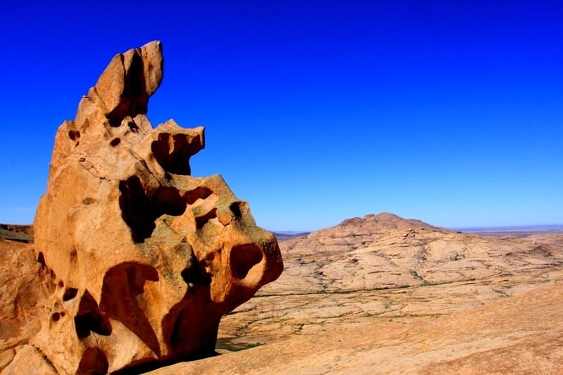 Центральный горный массив Сарыкулжа (каз. - горный архар) с наивысшей отметкой в 1082 метров над уровнем моря. 