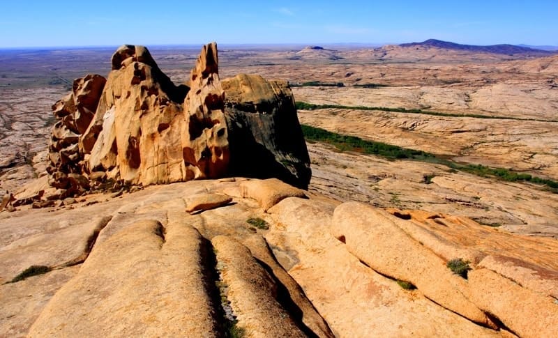 Этот гранитный массив, поднимающийся до 1214 метров над уровнем моря, считается уникальным геологическим памятником природы и популярным направлением для туристов, путешественников и любителей фотосъёмки.