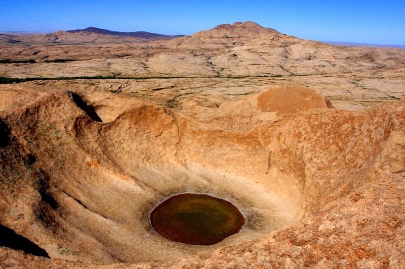 Здесь можно увидеть величественные скалы, пройтись по древним тропам, услышать легенды и насладиться тишиной, которую нарушает только степной ветер.