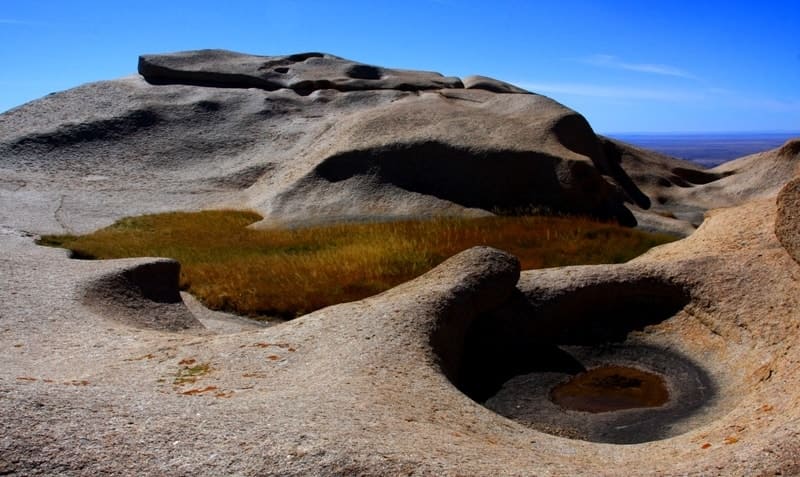 Горы имеют вулканическое происхождение и поражают своими необычными формами, которые, как считают ученые, образовались под воздействием ветра и дождей на протяжении тысячелетий.
