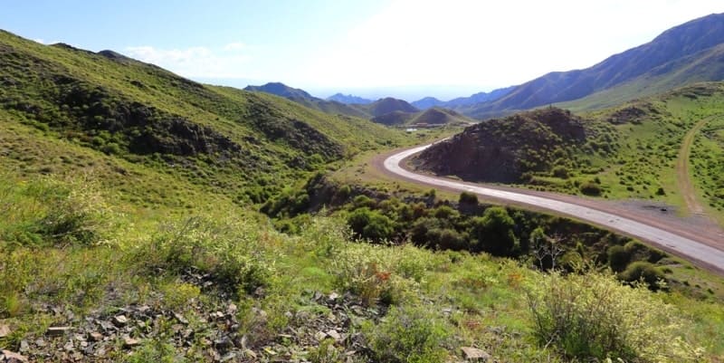 Дорога через перевал Алтын-Емель.