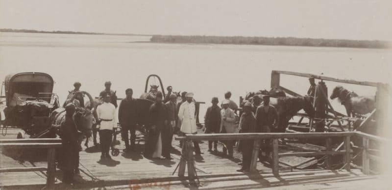 Паром на реке Иртыш. Фотография Поля А. Лаббе. «Путешествие по Сибири и Туркестану». С 15 мая по 15 ноября 1897 г.
