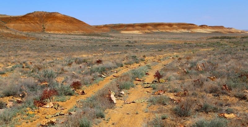 To the east, the Northern Cliff extends to the lower reaches of the Chegen River and then disappears before reaching the Bolshie Barsuki sands.