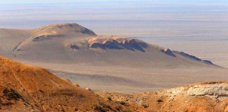 The soils of the Northern Cliff vary from north to south. The northern, elevated part is characterized by semi-desert features and is covered predominantly by brown carbonate soils. 