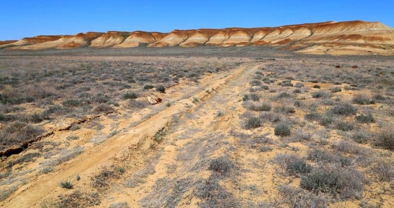 The relief of the Northern Cliff of the Ustyurt Plateau is determined by the horizontally lying Sarmatian limestones that compose this plateau.