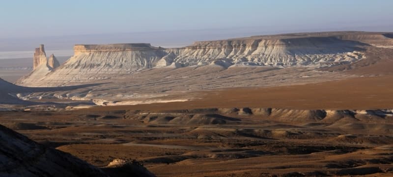 Урочище Бозжыра находится восточнее Западного чинка Устюрта, в 16,3 километрах на север и чуть западнее от озера и солончака Карашек, в 21,7 километрах на северо-восток от урочища Байсары, в 18,4 километрах на юг и чуть восточнее от подземной мечеть Беке тата и в 23,4 километрах на восток и чуть севернее от горы Бокты, в 100 километрах на восток и чуть севернее от города Жанаозен в Каракиянском районе в юго-восточной части Мангистауской области.