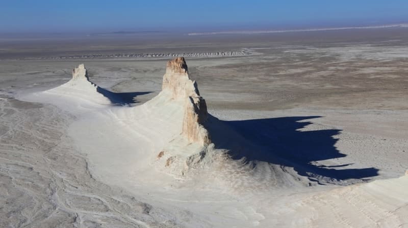 Меловая гора Ушкир тау состоит из двух вытянутых с юго-запада на северо-восток стенообразных скальных останцов общей протяженностью 1,5 километров. Южный останец в северной части имеет относительную высоту скального останца 26 метров и протяженность с юго-запада на северо-восток – 499 метров.