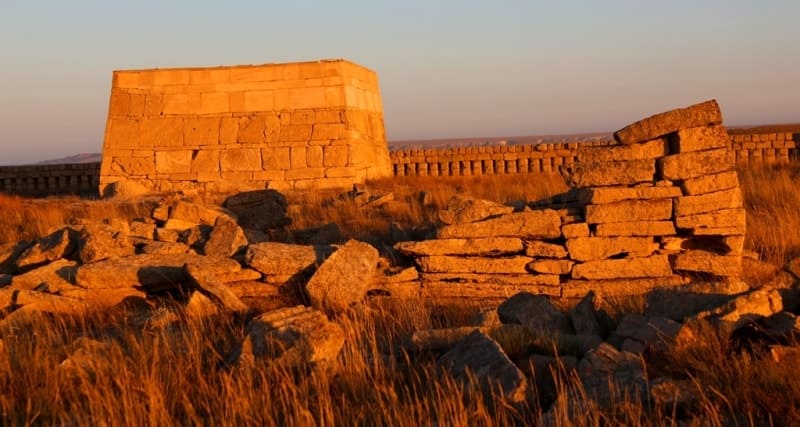 Некрополь Калын-Арбат. XVII - XX в.в. Старожил Мангистау Базарбай Абдрахманов рассказал о том, что в историю Мангистау некрополь Калын Арбат вошел как место погребения двух влюбленных. В туркменскую девушку влюбился казахский юноша из соседнего аула. Их чувства не поддерживают родители, и влюбленные вынуждены бежать. Преследуемые родней, молодые наказываются смертью - такова преамбула многих легенд о влюбленных Мангистау.