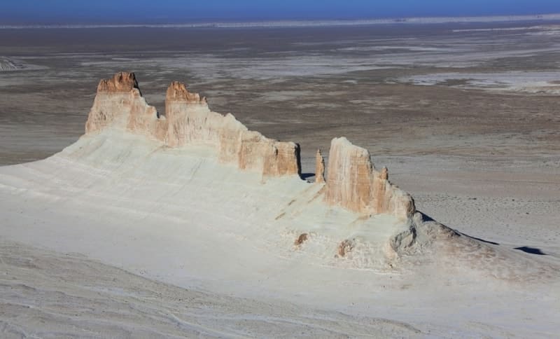 Меловая скала Ушкир Тау в восточной части урочища Бозжыра. Высота скалы варьируется в 26, 43 и 47 метров.