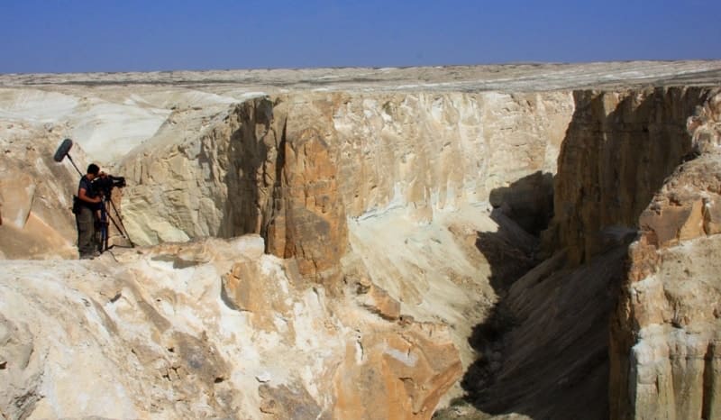 Шаткал Бозжыра находится в юго-восточной части плато Орташа, западные склоны горы Юрта обрываются в овраг Шаткал, каньон начинается от северных склонов горы Борлы тау и тянется в широтном направлении в Каракиянском районе Мангистауской области.