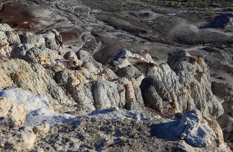 Природа удивительным образом размыла пласты глин, сотворив слоеную гору из кочек, колонн, грибов и пирамид.