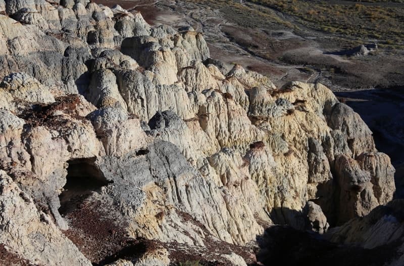 Цветные глинистые формации Кокала находятся между двумя хребтами: в северо-западной части хребта Западный Каратау и в центральной восточной части хребта Северный Актау.