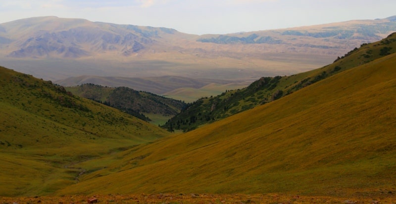 Вид с перевал Кызылауз на плато Асы.