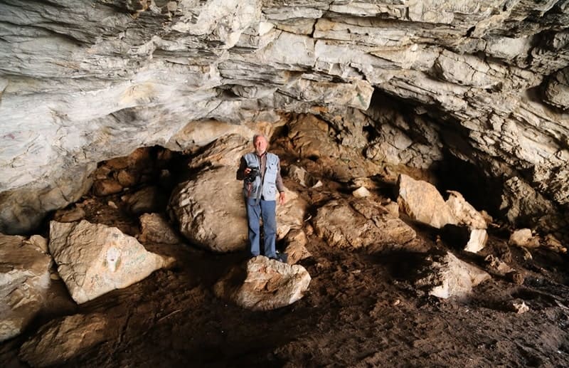 Пещера Актогай расположена на высоте 730 м. н.у.м., находится на правой стороне ущелья Актогай, в 248 метрах от одноименной реки, в 1,6 километрах на запад от поселка Актогай, в западной части гор Улькен-Актау.