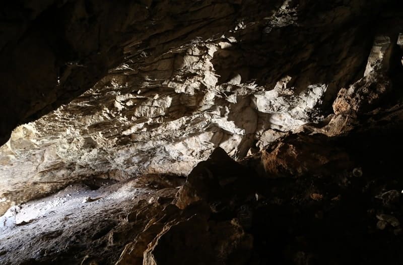 Перед входом в пещеру Актогай площадка практически отсутствует, сразу у капельной линии начинается крутой скальный уступ борта долины.