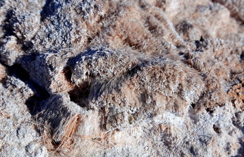 Озеро Ащикольь находится в 50 километрах на запад и чуть южнее от поселка Бостанык, в 47,1 километрах на юго-восток от поселка Тогизкент, в 41,3 километрах северо-восток от города Каратау в Таласском районе Жамбылской области.