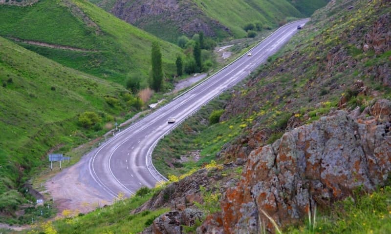 In the vicinity of the pass, one can see the mountainous terrain of the Chu-Ili Mountains with extensive views of valleys to the north and south, with mountain meadows, clay slopes, and steppe areas on either side of the road.